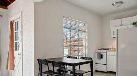 Coffee time or dinner plans? We`ve got the space.