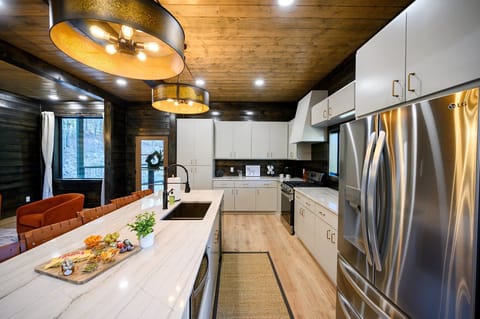 Extra seating for 5 in the kitchen bar area