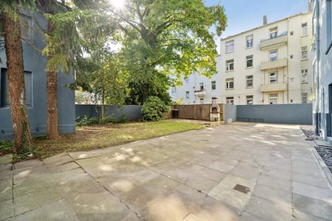 Schattiger Hintergarten mit Rasenfläche gut um bei heißen Tagen frische Luft zu schnappen.