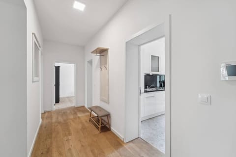 Heller Eingangsbereich mit modernem Holzfußboden und praktischer Garderobe.
