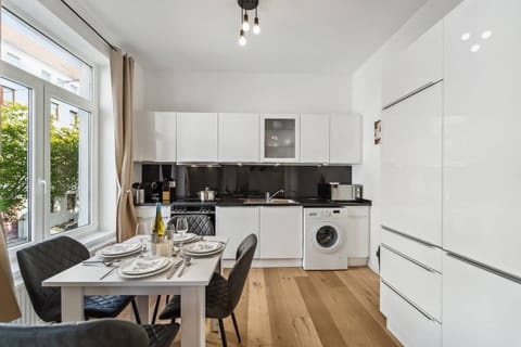 Voll ausgestattete Küche mit Waschmaschine