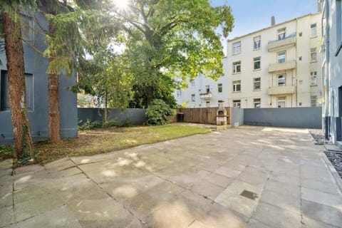 Schattiger Hintergarten mit Rasenfläche gut um bei heißen Tagen frische Luft zu schnappen.