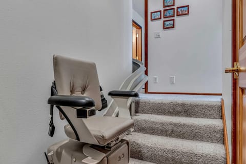 Stair lift with chair