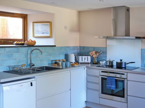 The fully equipped kitchen has everything you need.