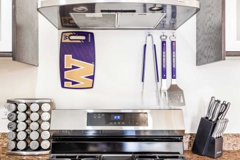 A powerful and efficient kitchen exhaust system designed to keep the air fresh by removing smoke, steam, and cooking odors. Its quiet operation and sleek design blend seamlessly with the kitchen, ensuring a comfortable cooking environment.