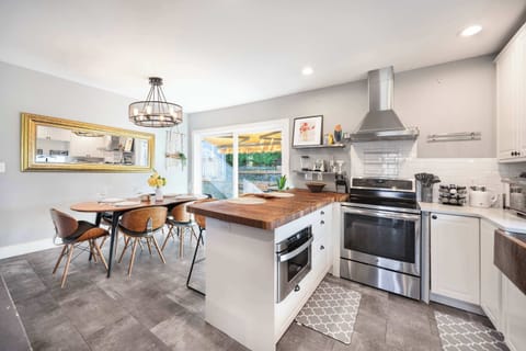 Here is the newly updated kitchen for you. Chef!