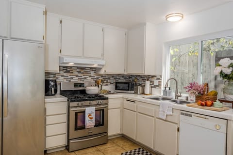 Fully equipped kitchen with fridge (filtered ice/water), stove and dishwasher.