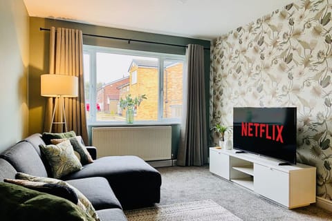 [Living room] 50" Smart TV with Netflix & Amazon Prime