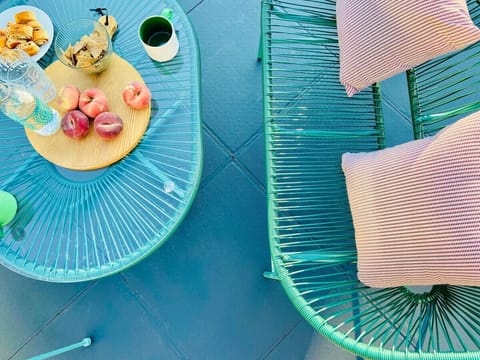 [Patio] Alfresco dining surrounded by garden