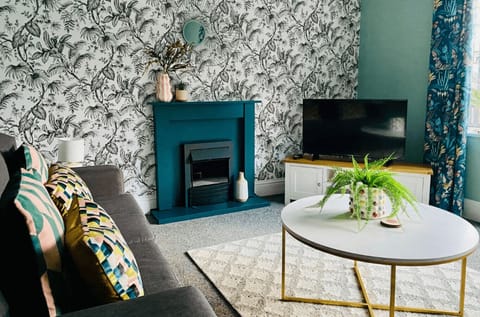 Soft carpets, two sofas, Smart TV with Netflix and garden view