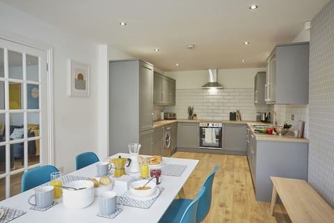 [Kitchen] Fully stocked & equipped