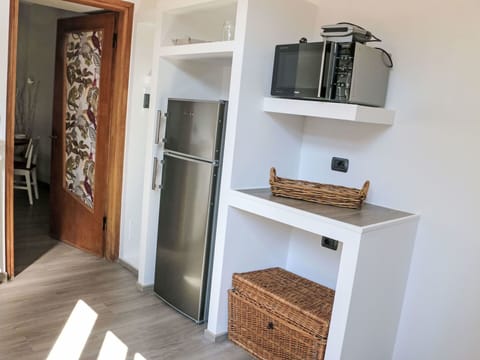 Furniture, Outdoor Furniture, Chair, Garden, Flowerpot, Patio, Outdoor Table, Estate, Houseplant, Landscaping