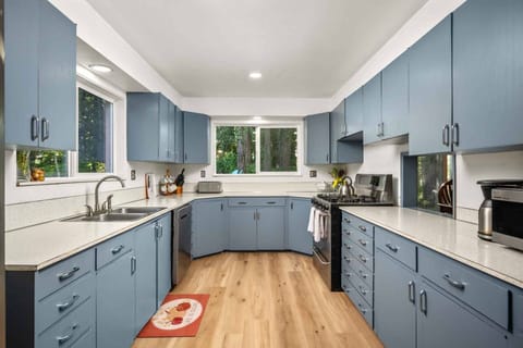 Cook delicious meals for breakfast, lunch, and dinner in this fully equipped kitchen.