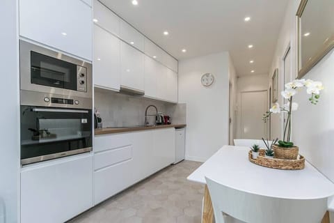 Cuisine équipée avec coin repas (1)