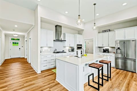 Modern gourmet kitchen – Bright, spacious, and fully equipped with high-end appliances, perfect for cooking and gathering.