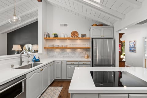 Fully equipped and ready for your culinary creations!