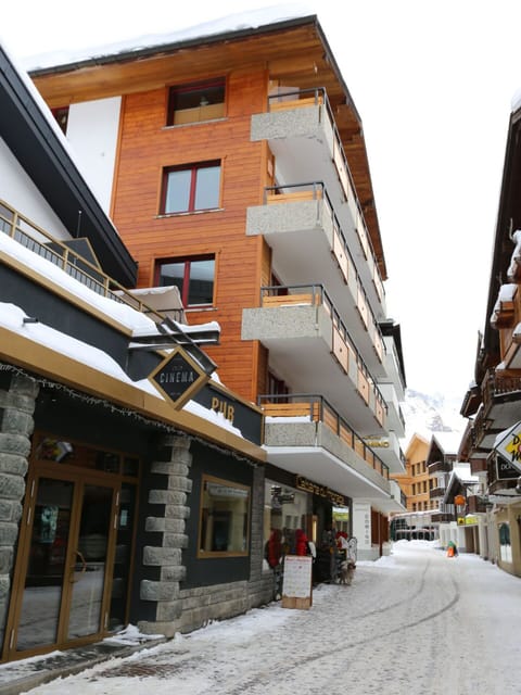 Apartment, Urban Design, Composite Material, Condominium, Daylighting, Balcony