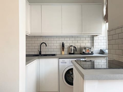 This modern kitchen has all you need for your time in Glasgow whether cooking for friends and family or just reheating the takeaway!