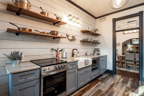 Fully functional kitchen, full refrigerator and all the basics for a comfortable stay.