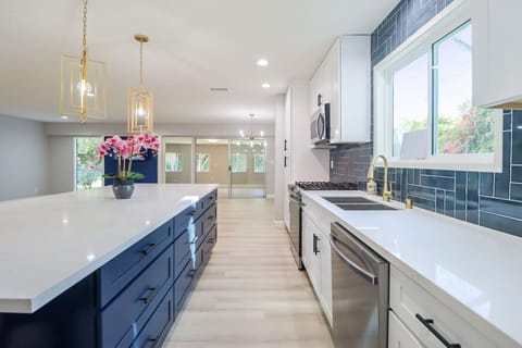 LONG KITCHEN ISLAND, PENDANT LIGHTING