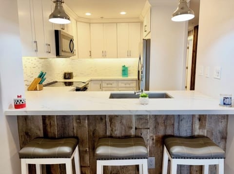 Kitchen bar with 3 stools