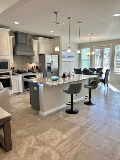Kitchen with 2 ovens 