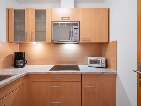 Apartment, Condominium, Shade, Balcony, Resort, Courtyard, Hotel, Campus