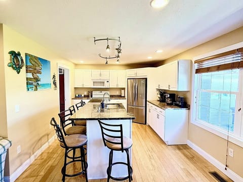 Full Kitchen with Ample Seating
Plenty of space for everyone at the kitchen island and dining table—perfect for home-cooked meals and late-night snacks.