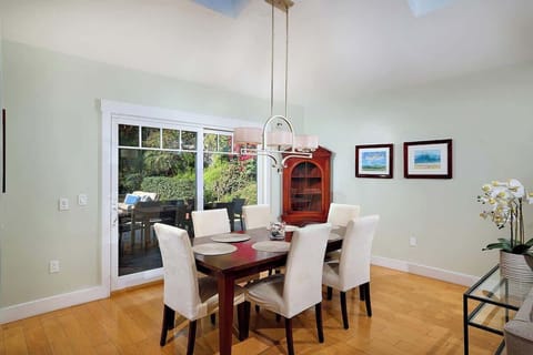 Dining table seating for 6 