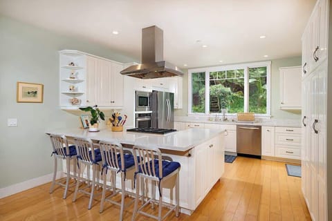 Enjoy meals at the bar counter top 