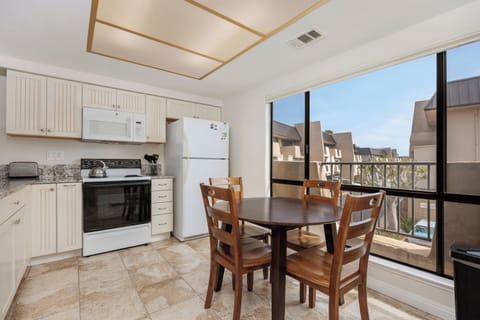 Kitchen Area with Breakfast Table