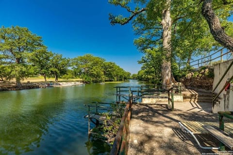 River Oaks River Area - Guest Area (2)