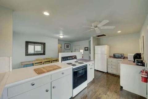 ROL Guest Houses - River Kitchen (1)