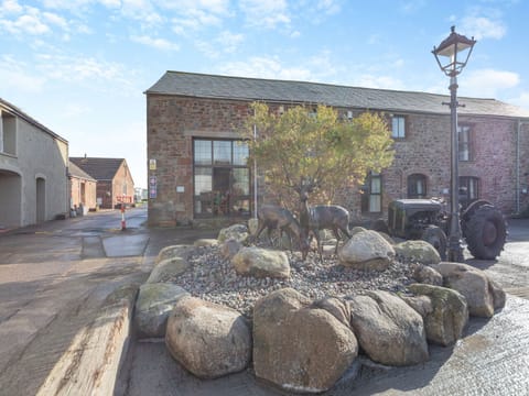 Outdoor | Eight Byre - Dickinson Place Holiday Cottages, Allonby