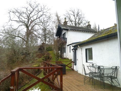 House, Cottage, Home, Estate, Fence, Yard, Landscaping, Farmhouse, Handrail, Porch