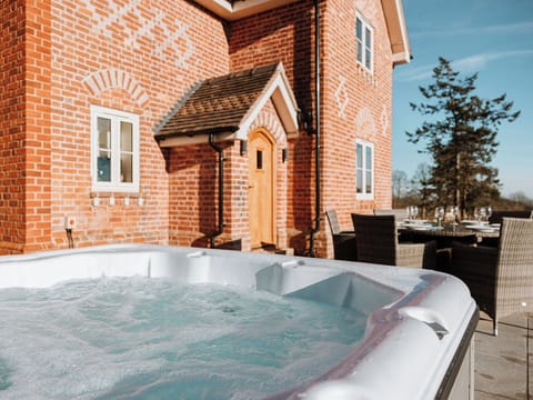 Jacuzzi | Copper Beech Cottage, Welshpool