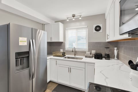 • Fully Equipped
• Beverage Station