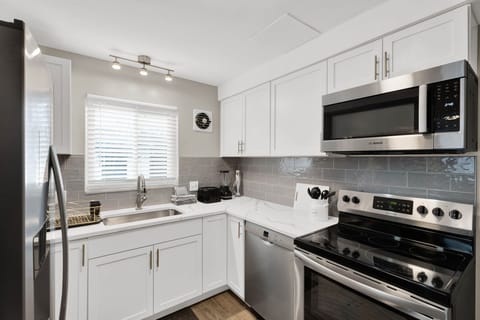 • Fully Equipped
• Beverage Station