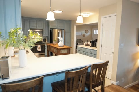 kitchen bar to seat 3