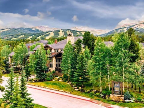 Welcome to the Grand Timber Lodge