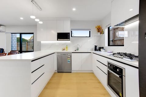 The kitchen has a oven, gas cooktop, microwave, dishwasher and fridge/freezer.