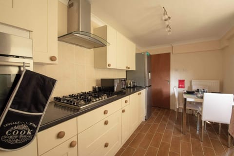 Hanover Apartment, Swansea - Host & Stay