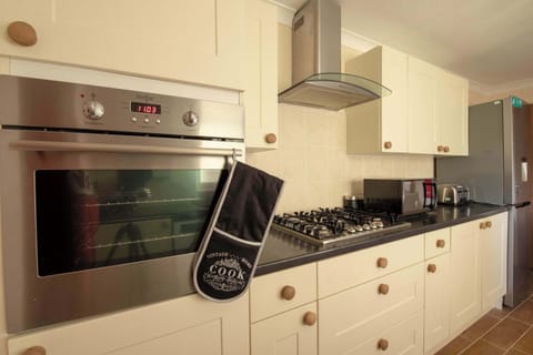 Hanover Apartment, Swansea - Host & Stay