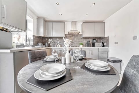 Rose Cottage, Worcester - Host & Stay