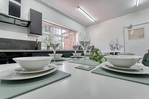 Chester House Retreat, Kidderminster - Host & Stay