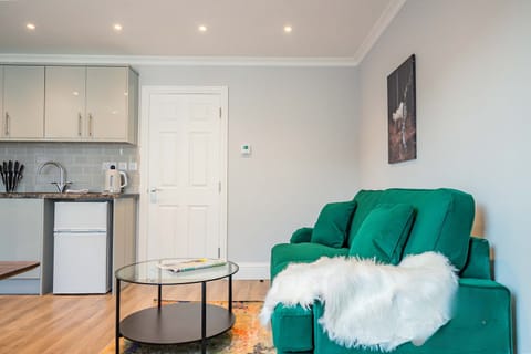 Bridge Street Penthouse Apartment, Evesham - Host & Stay