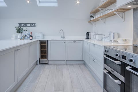 Ty Megan - 3 Bedroom Cottage - Bayview Oxwich (6372)