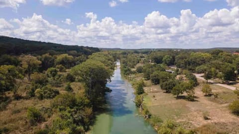 Ideal access to the popular Blanco River
