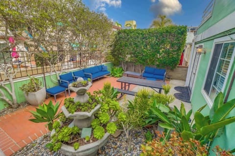 Amazing garden patio with plenty of seating for the family to enjoy the sun. A few steps from the bay.