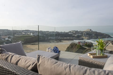 1 Island Reach, Newquay. Fourth floor: Boasting far-reaching views across Newquay Bay